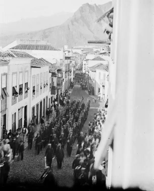 Desfile militar en la calle Anselmo Pérez de Brito